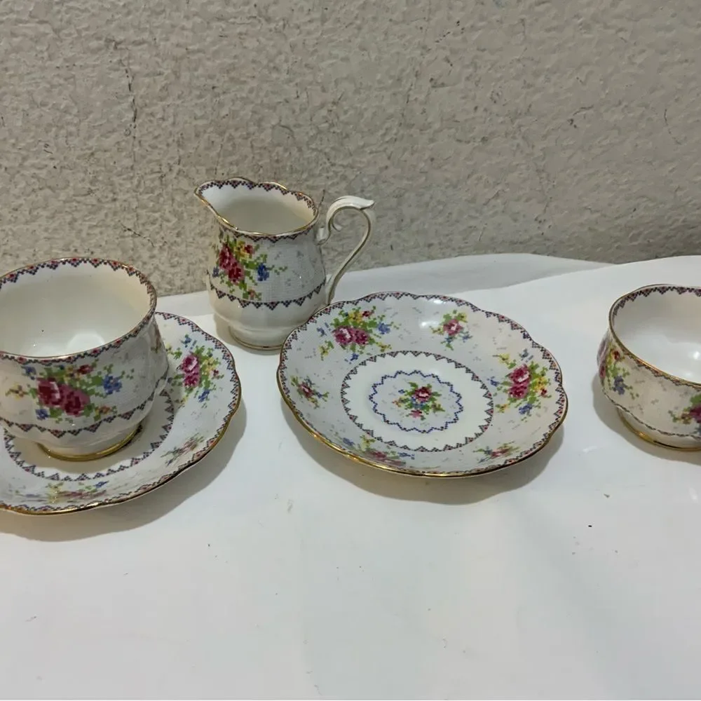 Set 6VINTAGE ROYAL ALBERT FINE BONE CHINA PETIT POINT PATTERN TEA CUP & saucers